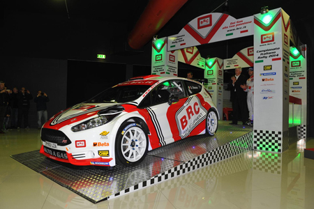 závodní auto s polepem firmy BRC